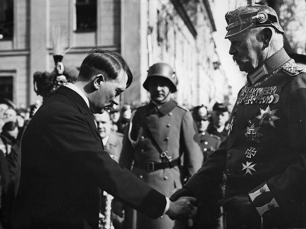 هتلر وهيندنبورغ في بوتسدام عام 1933